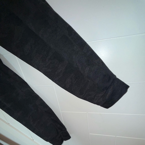 Vuori Performance Joggers Black Camo Medium - Picture 16 of 16